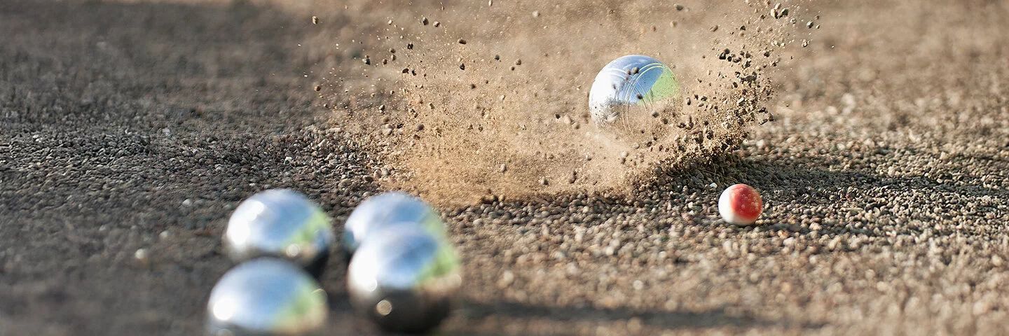Boule-Kugel beim Aufprall auf Sand